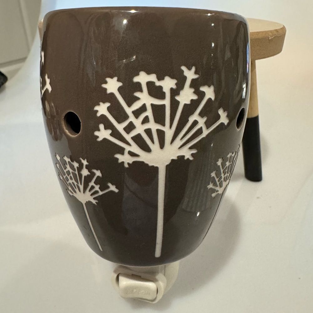 SCENTSY WAX WARMER PLUG IN "TARO"